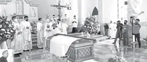  ??  ?? • El templo del Sagrado Corazón de Jesús de Huajuapan de León, recibió ayer el cuerpo del obispo Teodoro Enrique Pino.