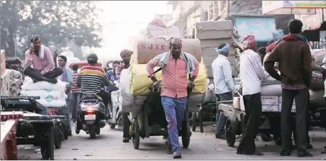  ?? Amit Mehra ?? Labourers at Khari Baoli market in old Delhi on Wednesday. Many of them say not being able to exchange old notes at banks is a problem.