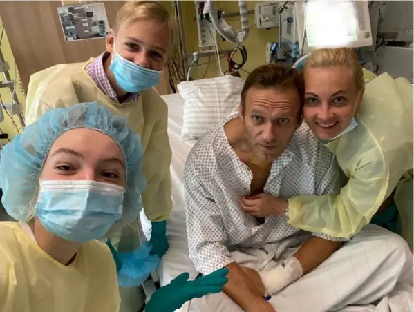  ?? Foto AFP ?? Navalny y su familia en un hospital de Berlín.