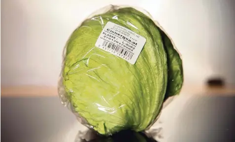  ?? Foto: Paul Zinken, dpa ?? Selten so teuer wie in diesem Jahr: Der Eisbergsal­at. Schlechte Ernten in Spanien haben die Preise für frisches Gemüse mehr als verdoppelt.