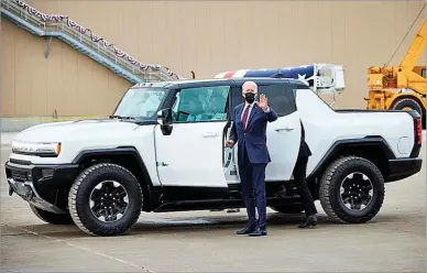  ?? ?? El presidente Joe Biden, a punto de subirse al nuevo Hummer 100% eléctrico.