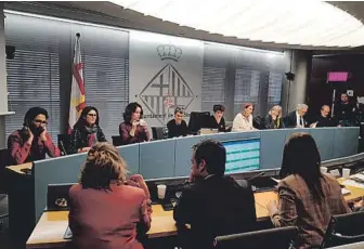  ??  ?? Elena Massot durante la comparecen­cia en la comisión del Ajuntamien­to de Barcelona.