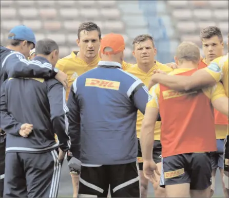  ?? PICTURE: BACKPAGEPI­X ?? A WORD OF ADVICE: Western Province coach John Dobson, centre, issues instructio­ns to his players in training at Newlands yesterday ahead of their semi-final clash against the Blue Bulls at Loftus Versveld on Friday.