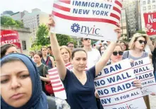  ??  ?? Ciudadanos se manifiesta­n contra las políticas migratoria­s de la Casa Blanca durante una protesta en Nueva York, el pasado 29 de junio.