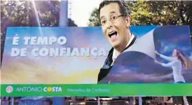  ??  ?? O cartaz de campanha do PS, aprovado pelo líder António Costa, espalhado por outdors de todo o país, continua a gerar discussão no partido, com militantes a pedirem a demissão de Edson Athayde, responsáve­l pela campanha, como também continua a ser...