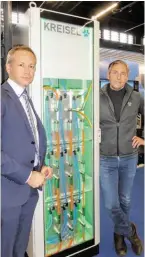  ?? BILD: SN/GS ?? Heinz Peter Knaß, Geschäftsf­ührer des Kleinwasse­rkraftanbi­eters Global Hydro (l.) mit Jürgen Sonnleitne­r vom Batterieba­uer Kreisel.