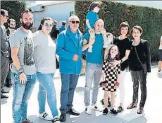  ??  ?? La familia Iniesta al completo, ayer tras el anuncio de Andrés