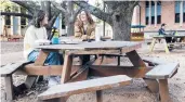  ?? YORK TIMES
ANNIE MULLIGAN/THE NEW ?? Kayla Bierman and Thalia Andris eat breakfast outdoors Friday at Rice University in Houston. As the omicron surge spreads across the country, some universiti­es are rethinking how to handle life on campus.