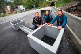  ?? FOTO: JARLE R. MARTINSEN ?? Sønnen til Rolf Jakobsen, Glenn, Kennent og Terje har laget disse rammene til nødskapene til bruk i tunneler. De første er tatt i bruk i en tunnel i Tromsø.