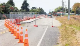 ?? Photo / Nikki Carroll ?? Roundabout constructi­on at the Queen St, Arapaepae Rd intersecti­on has been going on since May 2021.