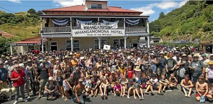  ?? PHOTOS: LIAM COURTENAY ?? Thousands of people showed up to the Whangamomo­na Republic Day on Saturday.