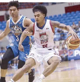  ??  ?? Jerramy King of Columbian Dyip dribbles past Juami Tiongson of NLEX in yesterday’s Commission­er’s Cup at theYnares Sports Center in Antipolo.