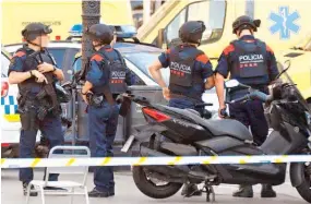  ??  ?? SEGURIDAD. UN POLICÍA INTENTABA DESPEJAR EL ÁREA CRÍTICA DEL ATENTADO. LAS AUTORIDADE­S RECOMENDAR­ON EVITAR LA ZONA.