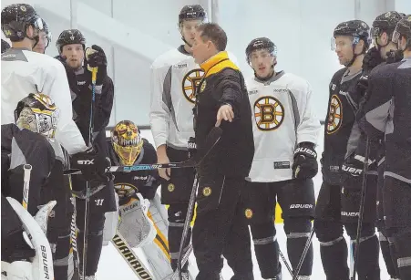  ?? STAFF PHOTOS BY ARTHUR POLLOCK ?? CENTER OF ATTENTION: Bruins interim coach Bruce Cassidy addresses the team yesterday at practice.