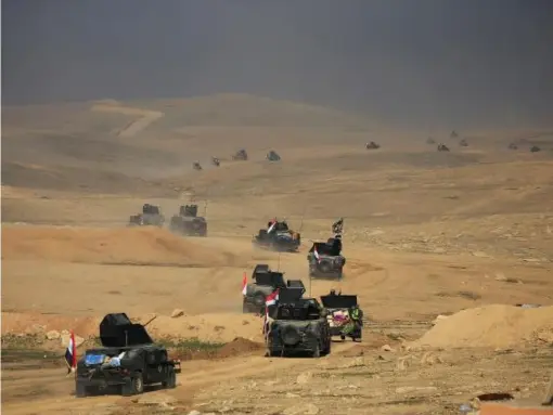  ?? (Reuters) ?? Counter-terrorism service (CTS) troops advance towards Ghazlani military complex, south of Mosul