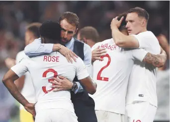  ??  ?? Le sélectionn­eur anglais Gareth Southgate a réconforté ses joueurs après leur revers crève-coeur en demi-finale de la Coupe du monde de soccer, mercredi. - Associated Press: Francisco Seco