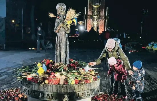  ?? Russe ?? Flores y velas en el memorial de Kyiv a las víctimas del Holodomor en noviembre del 2021, última conmemorac­ión antes de la actual guerra