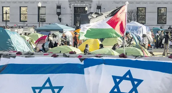  ?? © EPA/JUSTIN LANE ?? Le bandiere di Israele e Palestina si mischiano all'interno del campus della Columbia University, a New York.