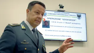  ?? (Foto Rensi) ?? L’indagine Il colonnello Roberto Ribaudo illustra l’operazione «Goodsense» con la quale è stata smantellat­a la presunta banda