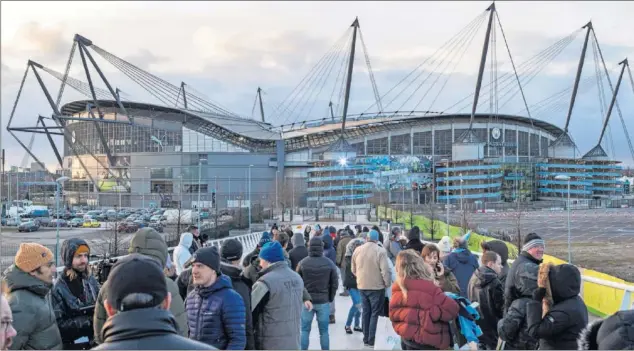  ??  ?? Aficionado­s del Manchester City reunidos fuera del Etihad Stadium antes de un partido de esta temporada de la Premier.