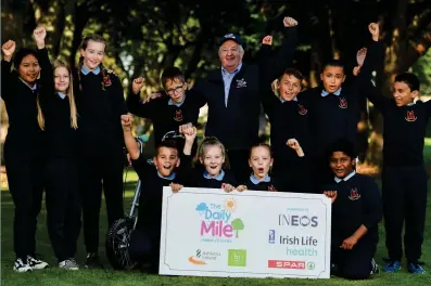  ?? SPORTSFILE ?? Fit for life: Frank with pupils from Scoil Mhuire Gan Smál at the Daily Mile launch