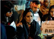  ?? — BIPLAB BANERJEE ?? December 16 gangrape victim’s mother Asha Devi is surrounded by protesters during a rally in New Delhi on Monday.