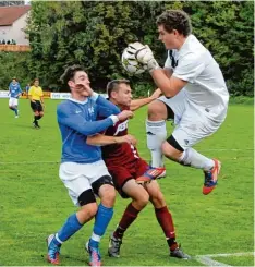  ?? Foto: Reinhold Radloff ?? Ein Bild aus besseren Tagen beider Mannschaft­en: 2012 spielten Bobingen (links An dreas Mayer) und Durach noch in der Landesliga.