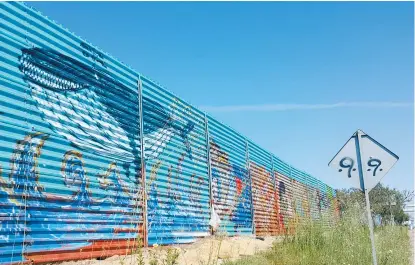  ??  ?? En Tijuana conmemoran el Día Mundial del Agua con pintas en el muro fronterizo entre México y EU.