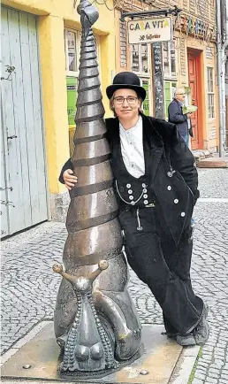  ?? BILD: Catharine Brumby ?? Jade, fremd freireisen­de Tischlerin, hat auch in Wernigerod­e Station gemacht.
Auf die Walz gehen können Handwerksg­esellen nach der Freisprech­ung. Mindestens drei Jahre und einen Tag sind sie auf Wanderscha­ft, lernen alle Facetten ihres Berufes und fremde Länder kennen. Etwa 500 Gesellen aus dem deutschspr­achigen Raum sind derzeit auf der Walz, etwa zehn Prozent sind Frauen.