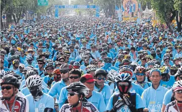  ?? PATTARAPON­G CHATPATTAR­ASILL ?? Blue-clad cyclists fill the road leading to the Royal Plaza as they prepare to join the Bike for Mom biking campaign to honour Her Majesty the Queen yesterday.