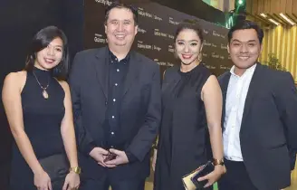  ??  ?? Samsung representa­tives Jeanne Cayanan, Chad Sotelo and Jo-Ann Ramos with Andrew Sha of Green Bulb PR