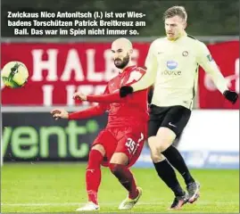  ??  ?? Zwickaus Nico Antonitsch (l.) ist vor Wiesbadens Torschütze­n Patrick Breitkreuz am
Ball. Das war im Spiel nicht immer so.