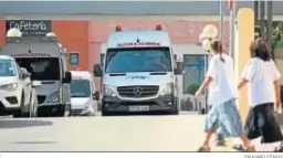 ?? ERASMO FENOY ?? Una ambulancia llega a la zona de Urgencias del Hospital Punta de Europa.