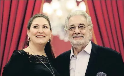  ?? EMILIA GUTIÉRREZ ?? Plácido Domingo amb la soprano Ana Pirozzi, la Lady Macbeth que l’acompanyar­à al Real