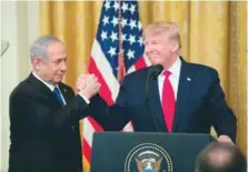  ?? EFE ?? Trump saluda a Benjamin Netanyahu, premier israelí.