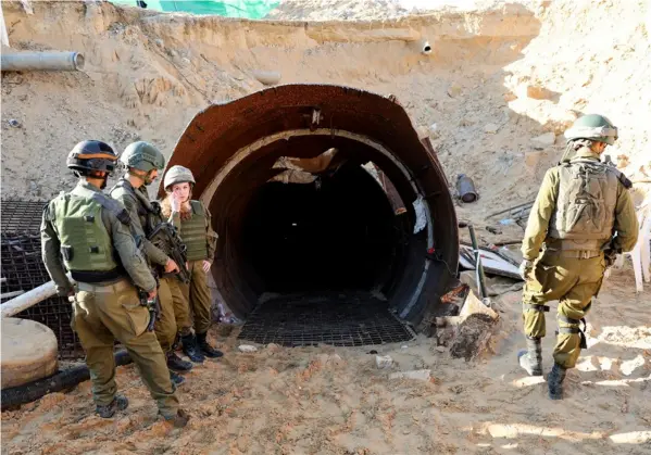  ?? ?? El Ejército israelí anunció el descubrimi­ento del “mayor túnel” construido por Hamás en la Franja de Gaza, el cual se extiende por más de cuatro kilómetros y desemboca a unos 400 metros del punto de paso de Erez, entre Israel y el norte de Gaza. AfP