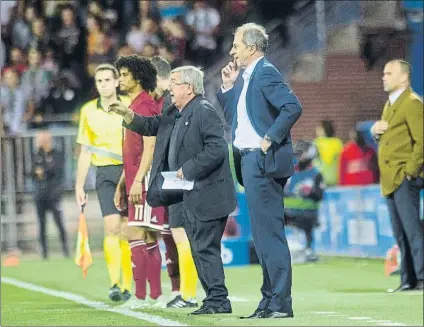  ?? FOTO: JUAN ECHEVERRIA ?? Mikel Etxarri y José Mari Amorrortu dan instruccio­nes desde la banda de Mendizorro­za.