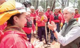  ??  ?? TESTIGO. Alfredo del Mazo vio trabajar a los combatient­es de incendios forestales.