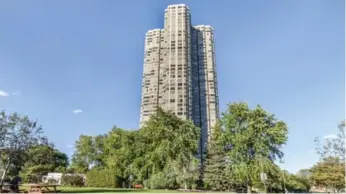  ?? RE/MAX WEST REALTY PHOTOS ?? This three-bedroom spacious condo unit is part of a luxury highrise building called Palace Place.