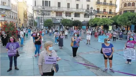 ?? JUAN AYALA ?? Un centenar de personas en Córdoba se concentran en rechazo a la sentencia de la Manada de Pozoblanco.