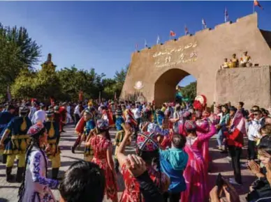  ?? © ?? Burgers figureren in een film in de oude stad Kashgar, in Xinjiang.
Zhao Ge/belga