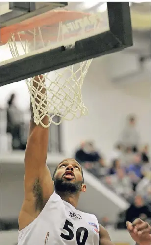  ?? BENEFOTO ?? Vom Ersatzmann zum Matchwinne­r: Deion Mitch Giddens sprang bei den ART Giants für den foulvorbel­asteten Dainius Zvinklys ein und wurde mit 22 Punkten in 19 Minuten zum Topscorer.