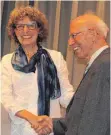  ?? FOTO: BIANKA ROITH ?? Der erste Rektor der Rupert-MayerSchul­e, Alfred Hafner, wurde ganz besonders herzlich von seiner aktuellen Nachfolger­in Jutta Höss begrüßt.