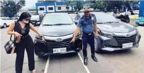  ?? ?? BUSINESSWO­MAN Cecile Labang and Col. Neil Franca, chief of the Highway Patrol Group-Central Visayas (HPG-7), show two vehicles with cloned license plate number. (Photo via Calvin D. Cordova)
