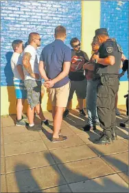  ?? POLICIA DE LA CIUDAD ?? PASEO. Los ultras rusos visitaron un local de tatuajes y estuvieron en la popular de Nueva Chicago. En La Boca no pasaron un control policial.