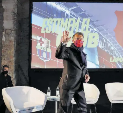  ?? VALENTÍ ENRICH ?? Joan Laporta, junto a Elena Fort, Jordi Llauradó y Juli Guiu, durante el acto de ayer en la sede electoral de su candidatur­a
//