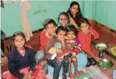  ?? Fotos: Huber/vpf ?? Sylvia Dungdung war an Tuberkulos­e erkrankt. Fast wäre sie daran gestorben. Die Inderin lebt mit ihrer Familie auf wenigen Quadratmet­ern.