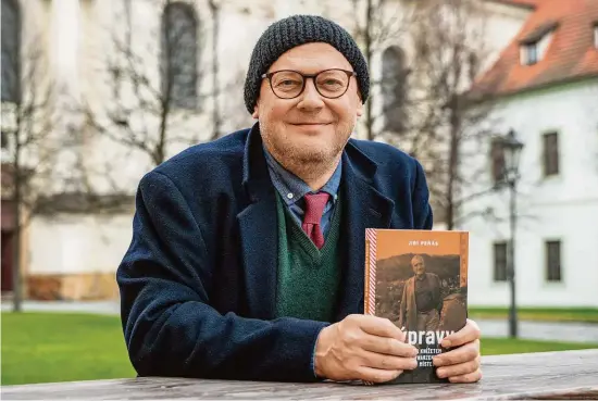  ?? FOTO MICHAL ČÍŽEK ?? Cestopisný portrét. Jiří Peňás se svou novou knihou Výpravy s knížetem po schwarzenb­erských místech.