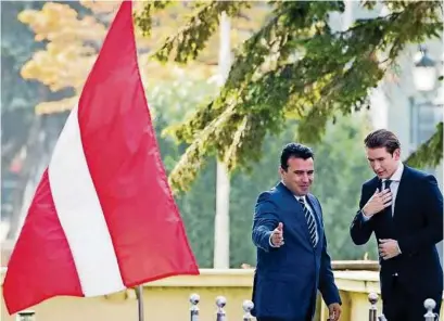  ??  ?? Sebastian Kurz beim mazedonisc­hen Premiermin­ister Zoran Zaev in Skopje