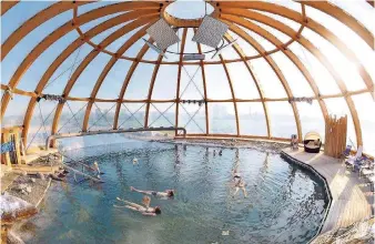  ?? FOTO: BAD WINDSHEIM TOURISMUS ?? Dank eines Salzgehalt­s von 26,9 Prozent können Besucher im Salzsee in der Franken-Therme schwimmen wie im Toten Meer.